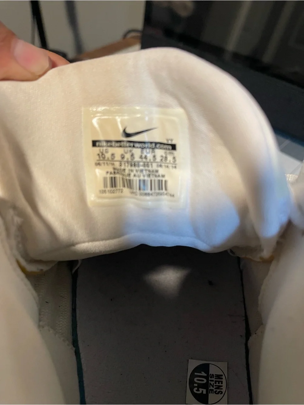 Nike Men’s White and Gray Wave Runner Sneakers